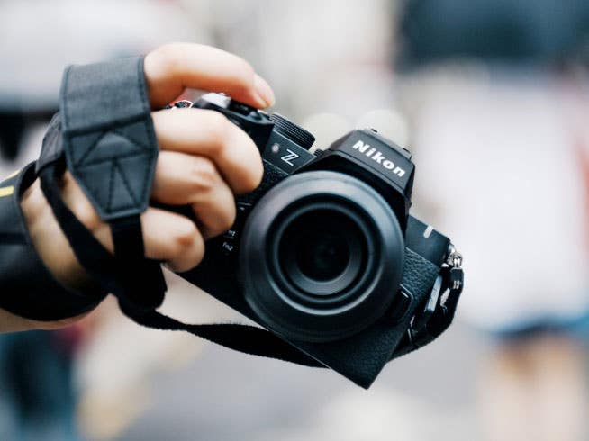 One-handed operation with the same ease as high-end models. | Nikon Cameras, Lenses & Accessories